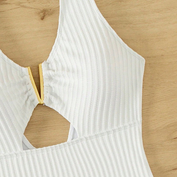 Dame enhed badedragt med smart cut-out og dekorativt gulddetalje Skovae