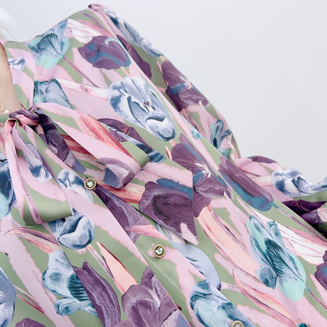 Damebluse med dekorativ slipskrave og blomsterdesign Stilla
