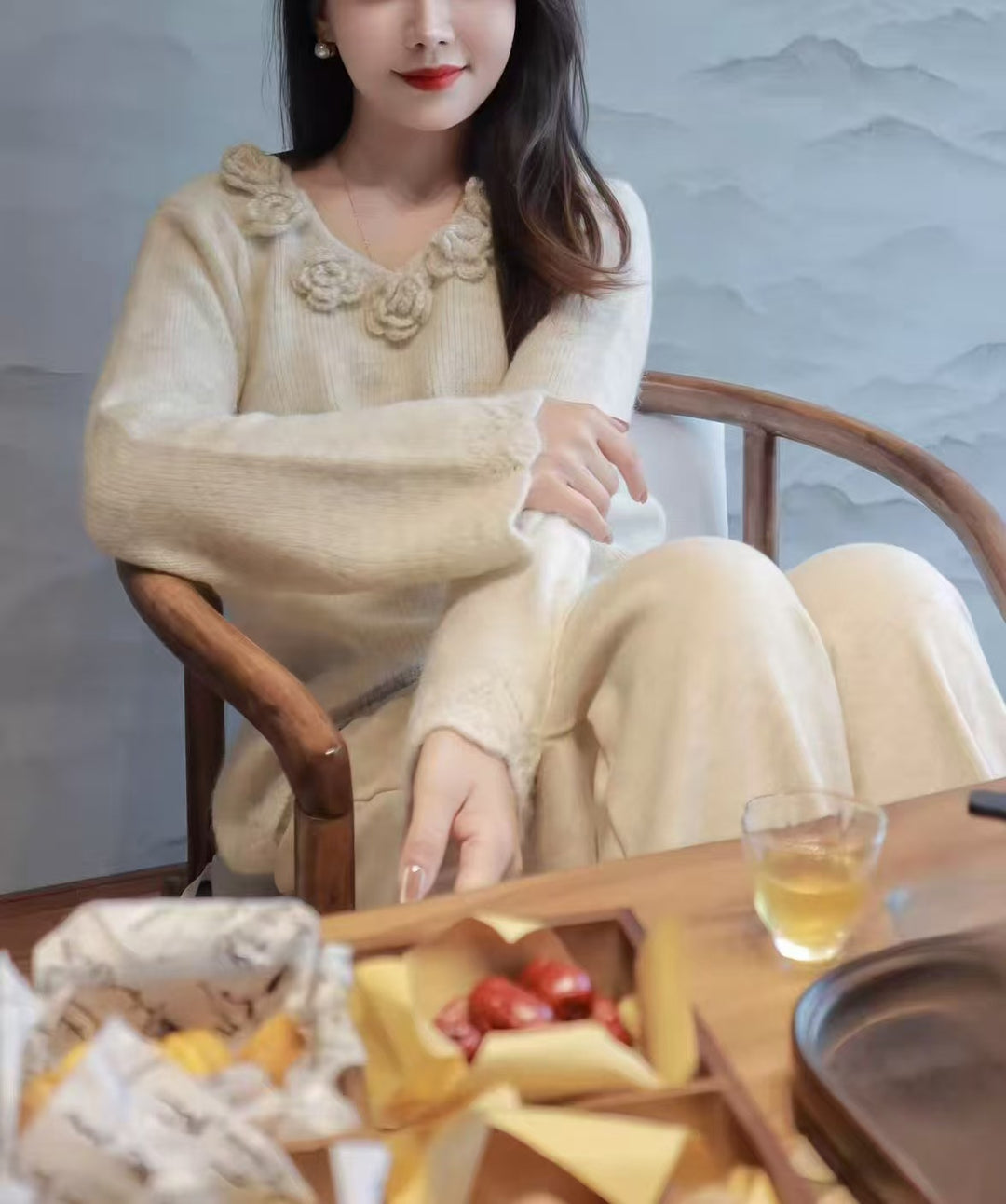 Dames elegant strikket kjole med unikke blomst applikationer Stilla