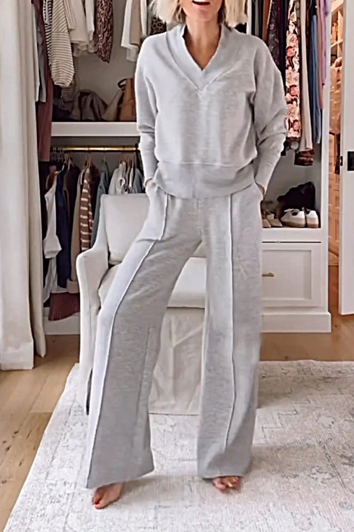 Kvinders komfortable loungewear sæt med V-udskæring og løs pasform Stilla