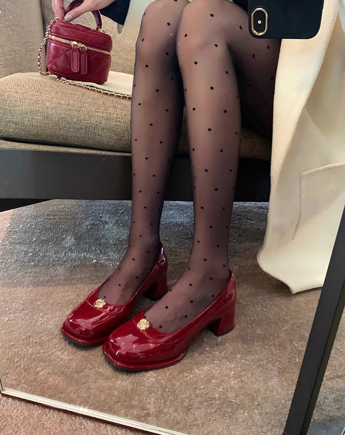 Dame lakeret pumps med elegant blokhæl og stilfuldt logo-detalje Stilla