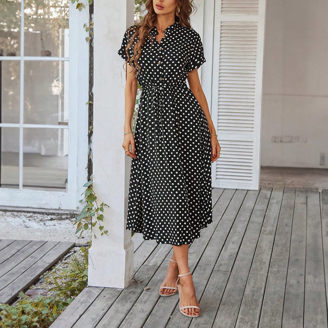 Dame sommerkjole med knaplukning og figursyet design Stilla