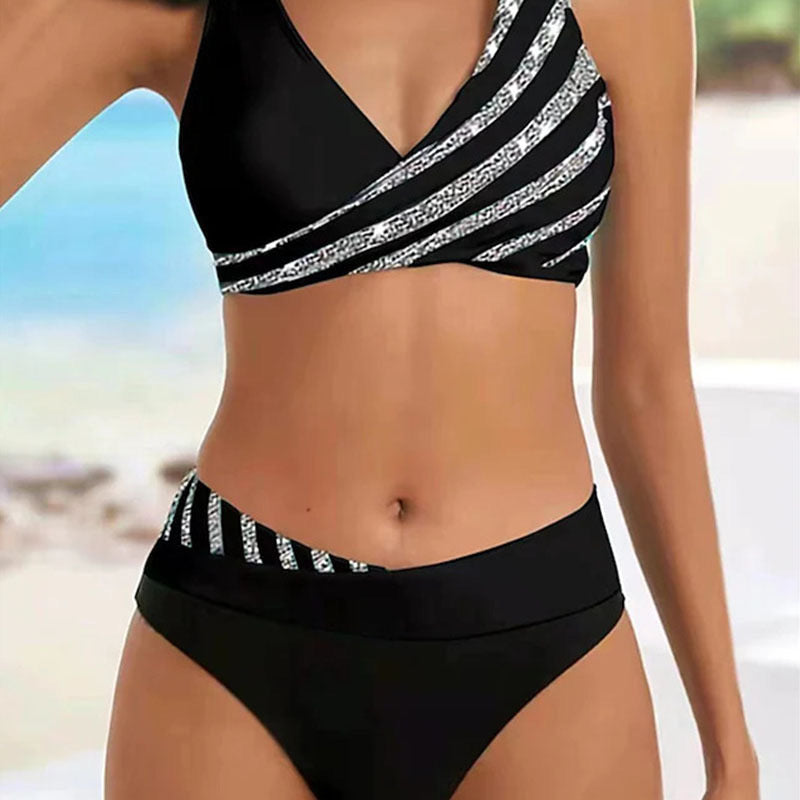Dame bikinisæt med asymmetrisk snit og trendy striber Stilla