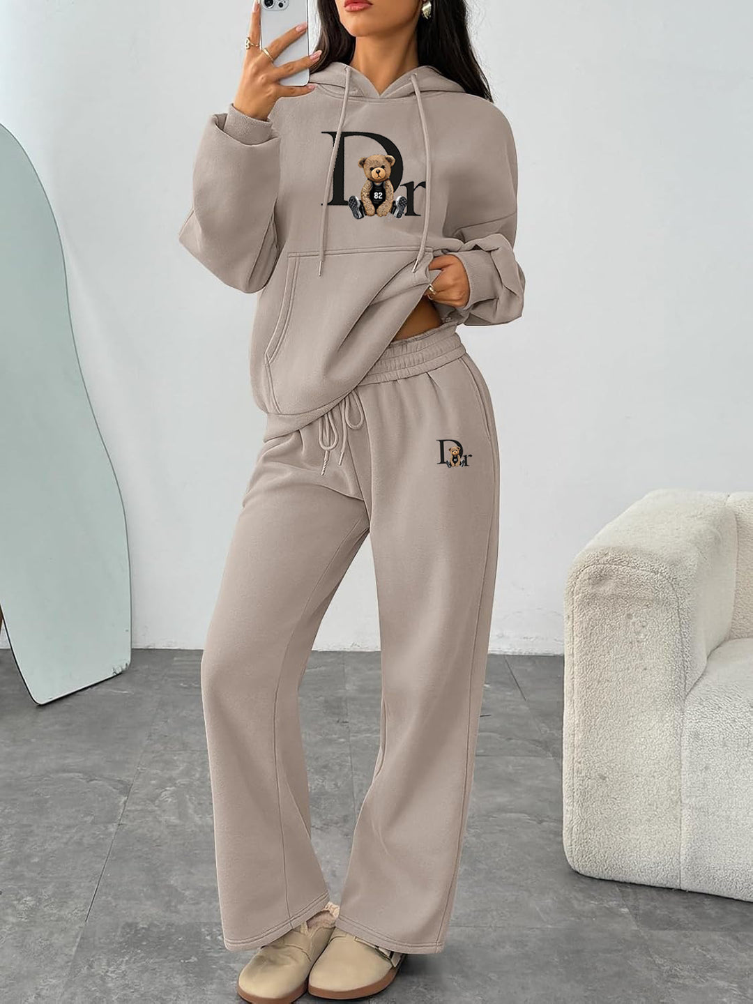 Kvinders afslappede hoodie sæt med et charmerende bjørnemotiv og behagelig pasform Skovae