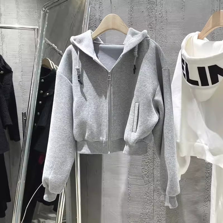 Kvinders cropped hoodie med en afslappet pasform og elastiske manchetter