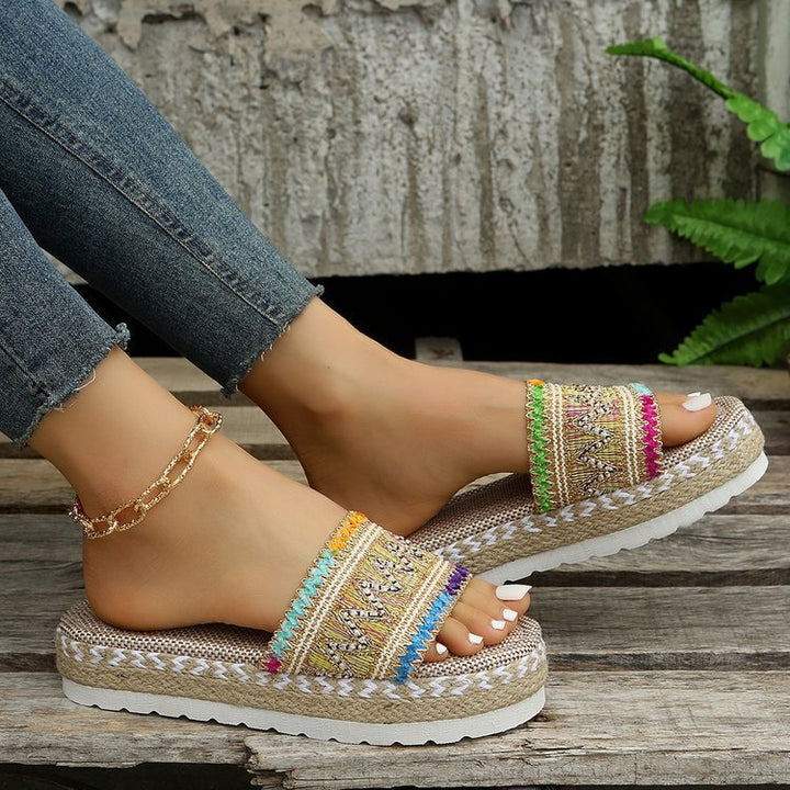 Dame platform-sandaler med flettet detaljer og skridsikker sål Stilla