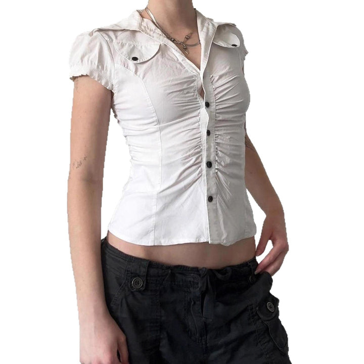 Dame figursyet blusshirt med elegante flæsedetaljer og knaplukning Skovae