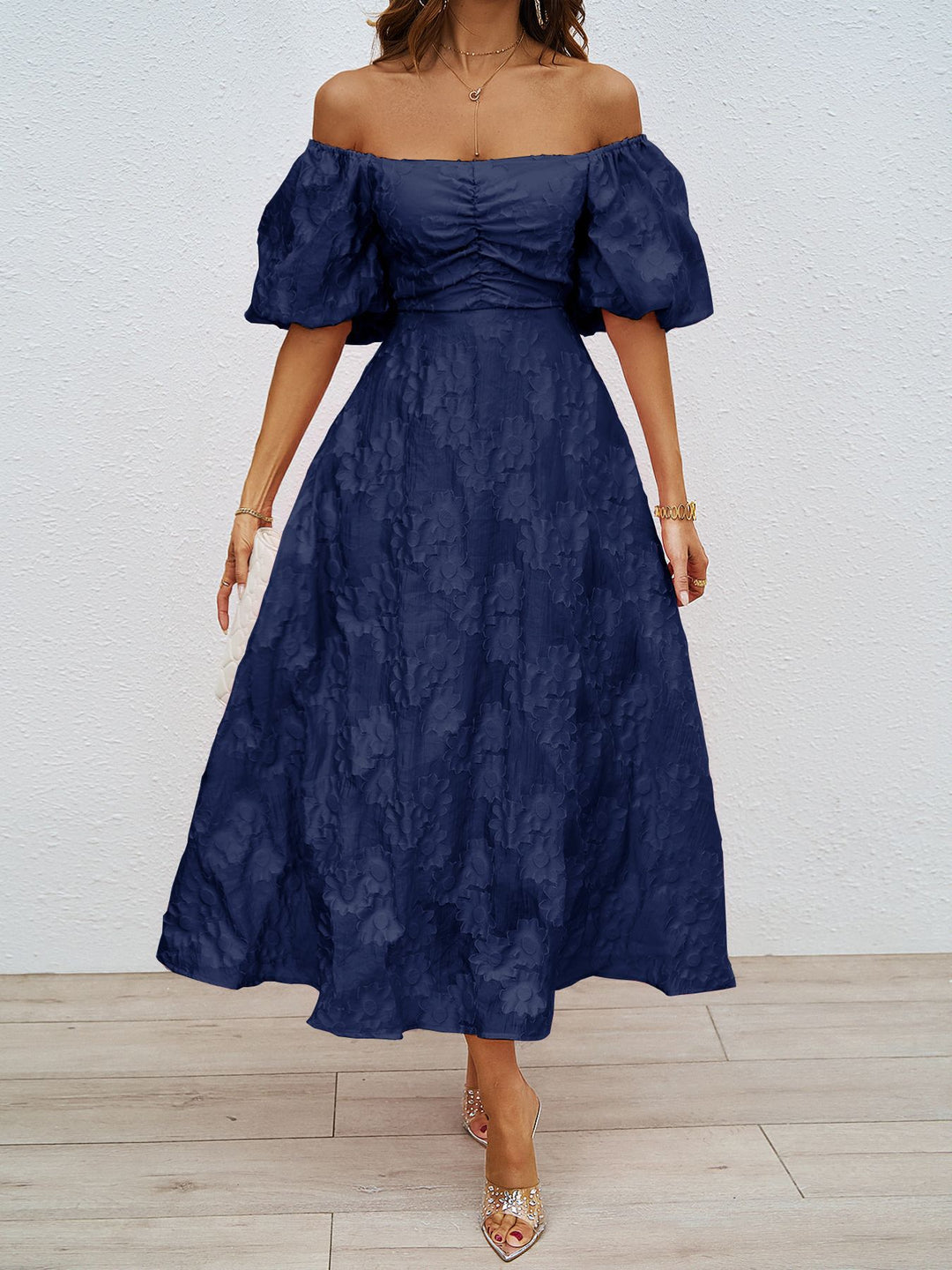 Dame maxikjole med skuldrestyret design og voluminøse puffærmer Stilla