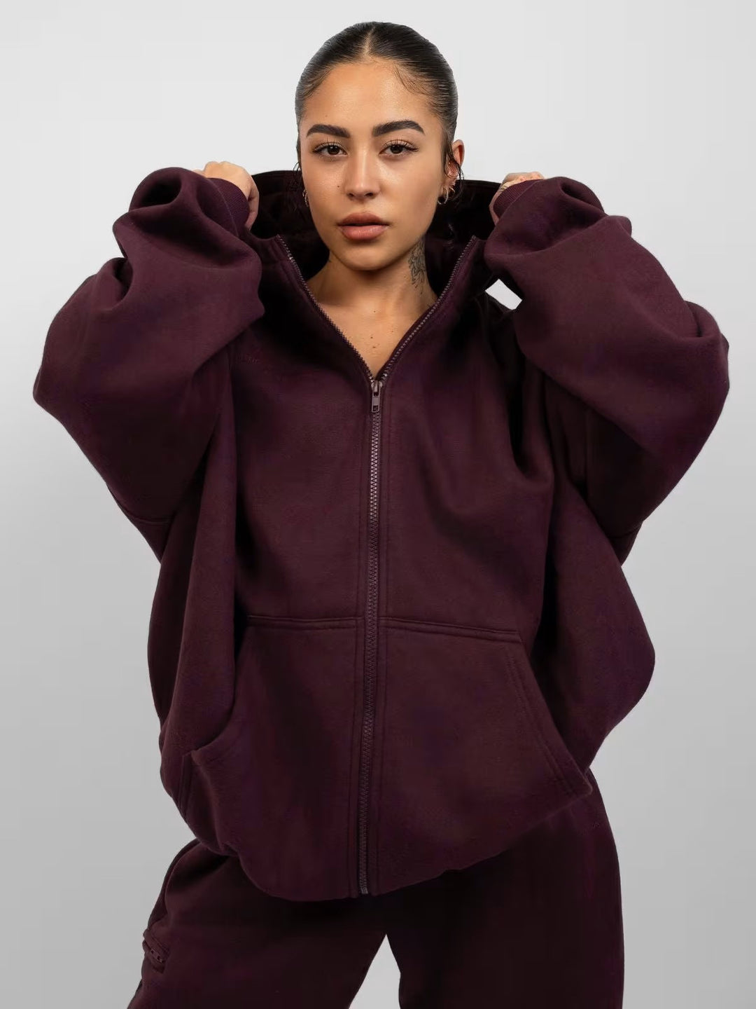 Dame sporty fleece sæt med høj krave og praktiske lommer Skovae