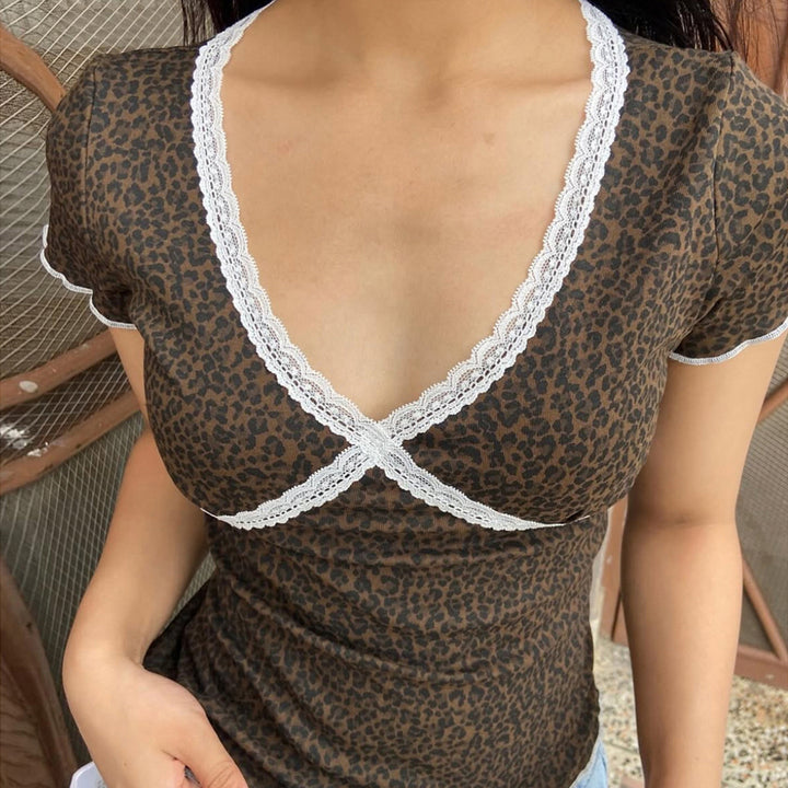 Dame T-Shirt med elegant leopardmønster og fint spidse detaljer Skovae