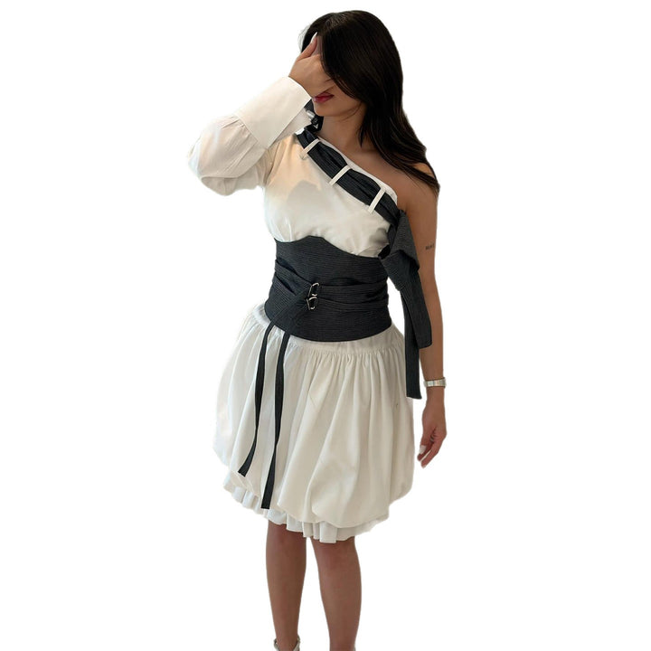 Kvinders Off-Shoulder Kjole med Innovativ Talje Bodice og Voluminøs Nederdel