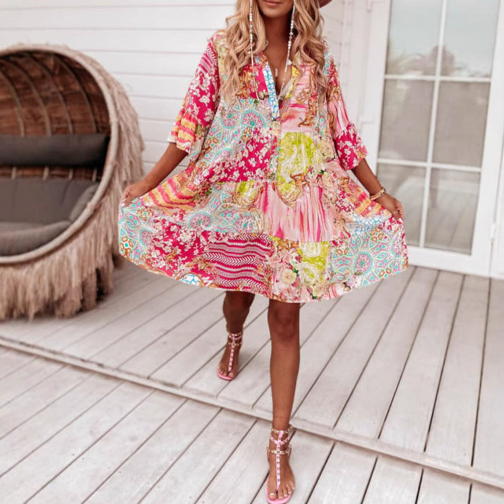 Dame i luftig stykke kjole i patchwork-boho-stil med stående krave, rynket talje-seam og trekvartærmer Skovae
