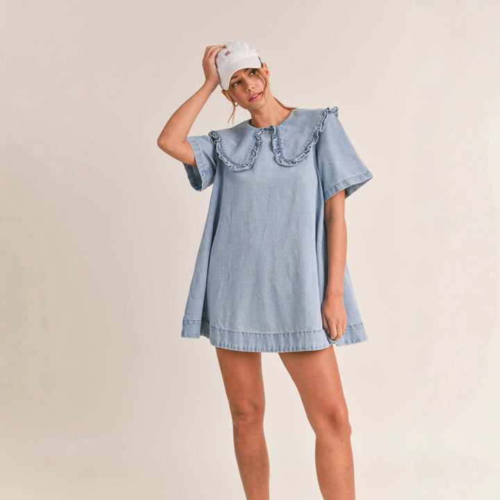 kvinders denimkjole med voluminøs krave og ruffle detaljer Stilla