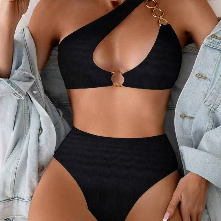 Dame Højskårede bikini-sæt med asymmetrisk top og guldsmykning Stilla