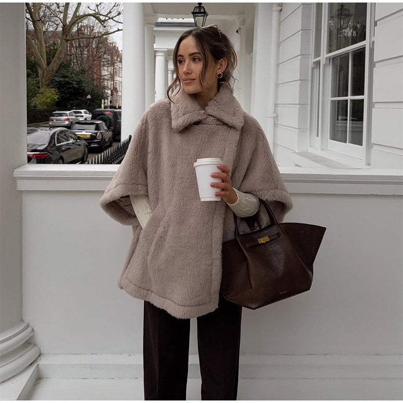 Dame Fluffy Poncho Stilla