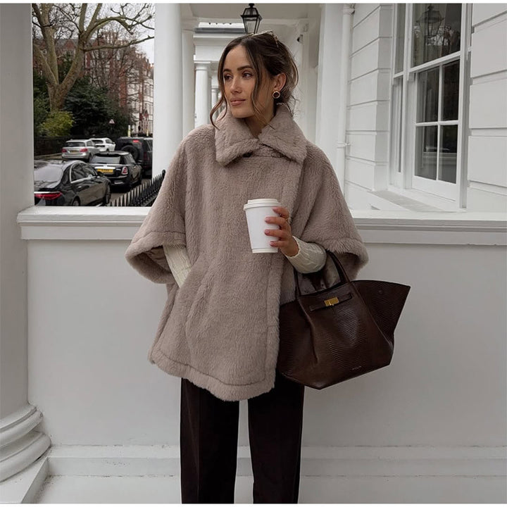 Dame Fluffy Poncho Stilla