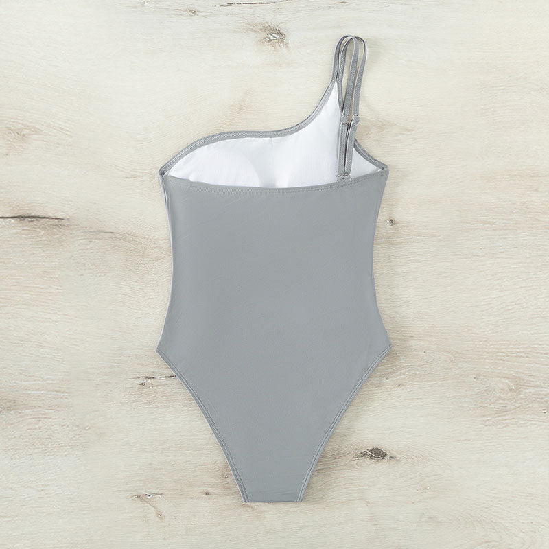 Dame en-delt badedragt med asymmetrisk snit og trendy cut-outs Skovae