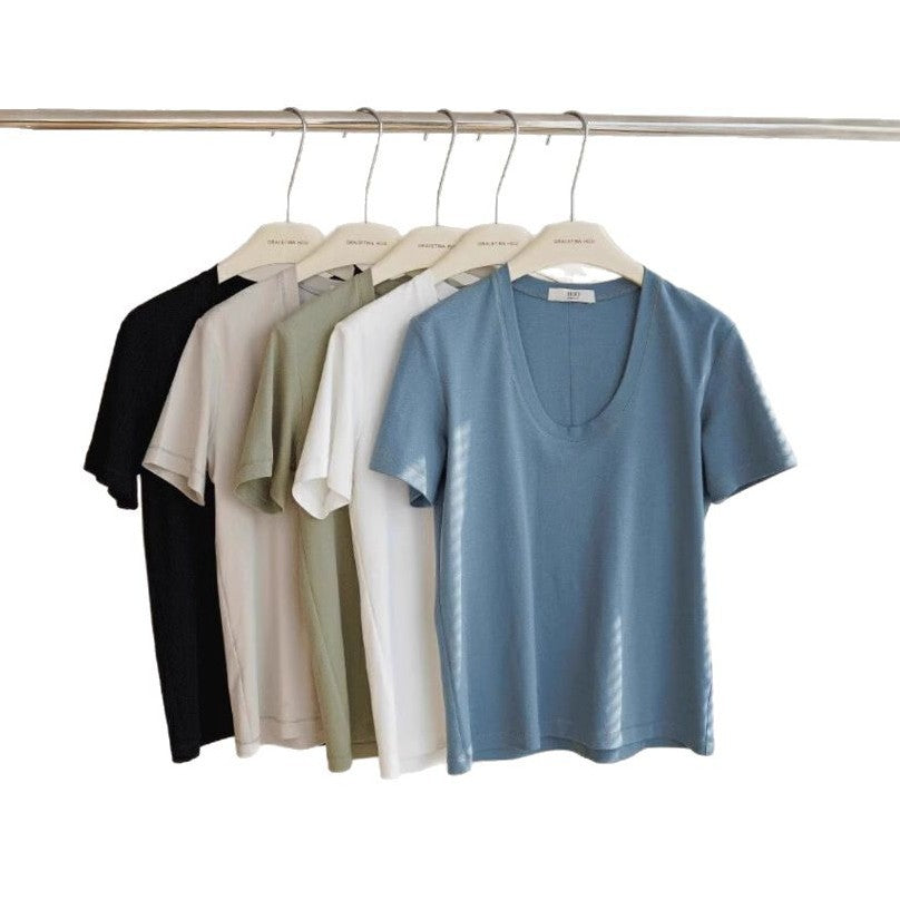 Dame afslappet T-shirt med blødt V-udskæring og opfoldede ærmer Stilla