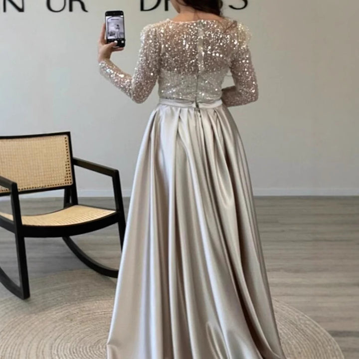Kvinder Elegant Aftenkjole med Glitter Detaljer og Flydende Stof
