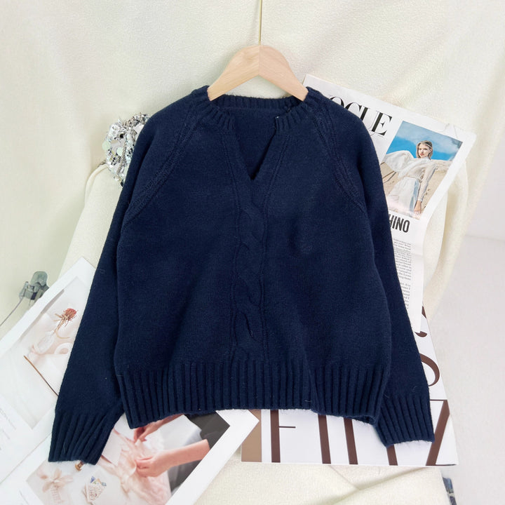 Kvinders strikket sweater med dyb V-hals og kabelmønster Stilla