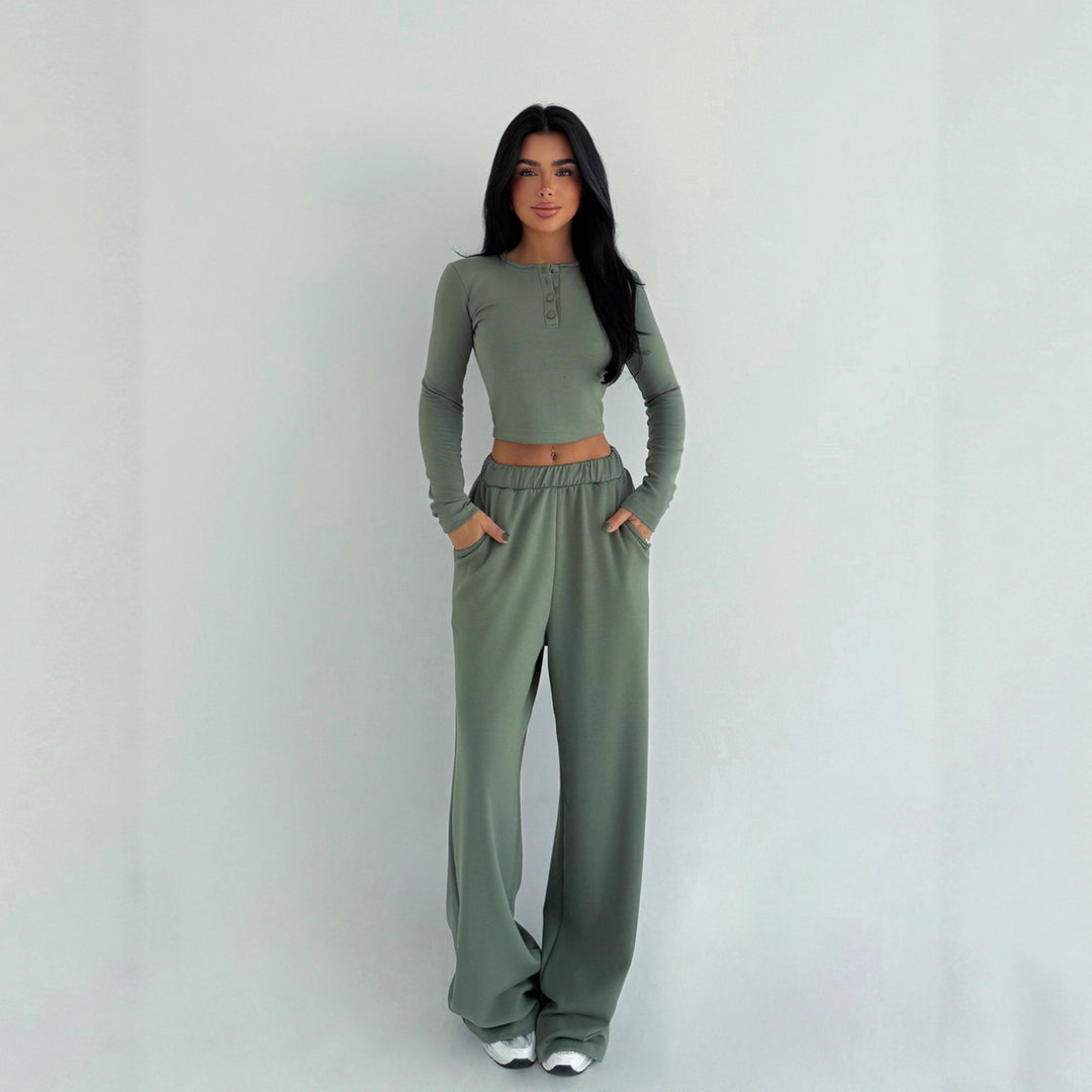 Kvindernes cropped top og brede bukser med knapdetaljer Skovae