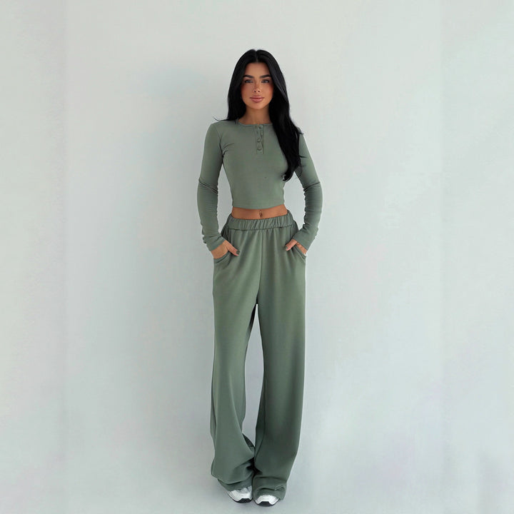 Kvindernes cropped top og brede bukser med knapdetaljer Skovae
