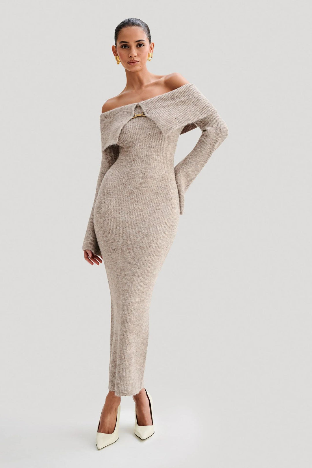 Dame Figurformet Strikkjole med Off-Shoulder-design og Knapdetalje Stilla