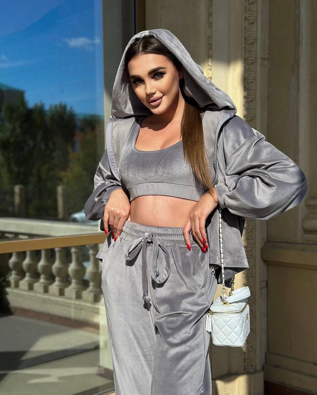 Kvinders stilfulde fløjl loungewear sæt med cropped top og behagelige bukser Skovae