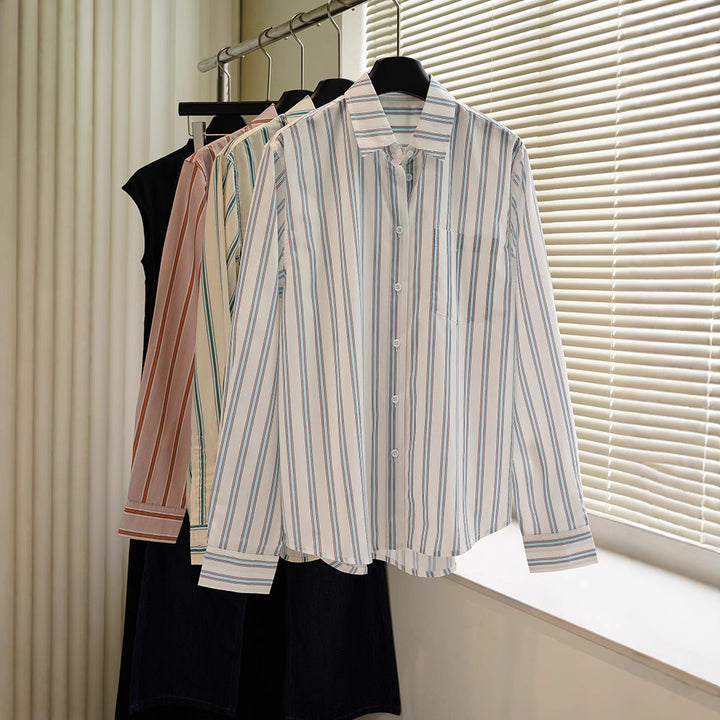 Dame stribet bluse lavet af let, åndbart materiale med klassisk krave og praktiske brystlommer Stilla
