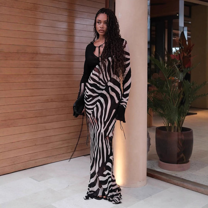 Dame maxikjole med asymmetrisk snit og elegant zebra-design Stilla