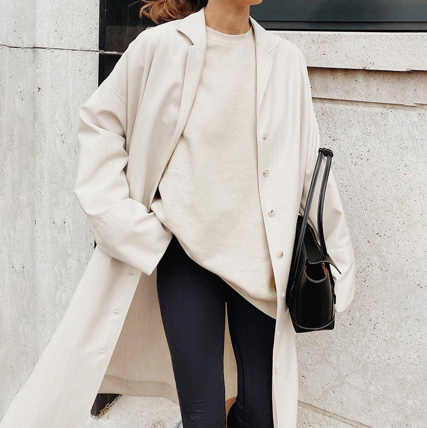 Dame Oversized Trenchcoat med moderne detaljer og knaplukninger ved ærmerne Stilla