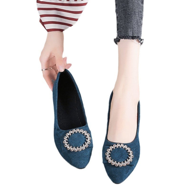 Dame nan elegante Veloursoptik-Ballerinas med dekorativ smykkebrosche og lille blokhæl Skovae