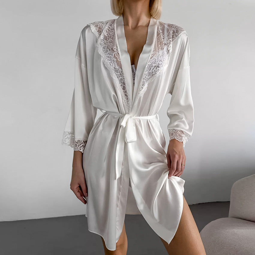 Dame satin morgenkåbe med elegante spidsdetaljer Stilla