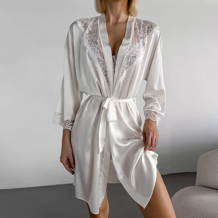 Dame satin morgenkåbe med elegante spidsdetaljer Stilla