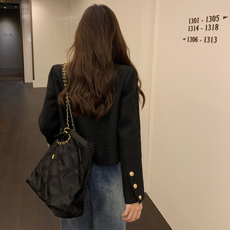 Kvinders kort blazer med elegante guldknapper og moderne snit