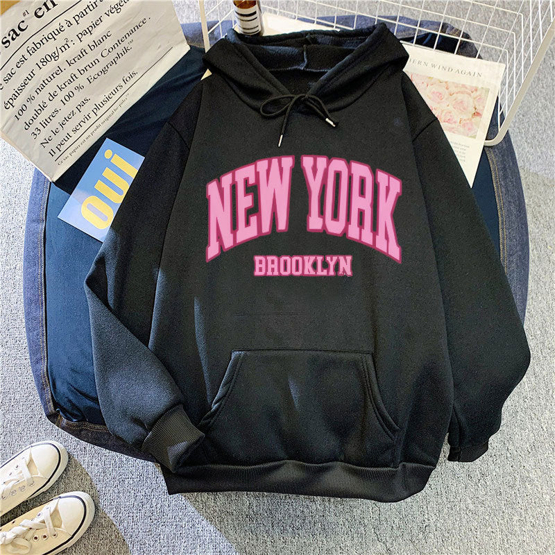 Dame hoodie med trendy New York Brooklyn print Skovae