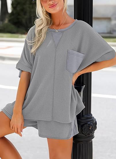 Dame afslappet todelt sæt lavet af struktureret bomuld med oversized T-shirt og shorts Stiila