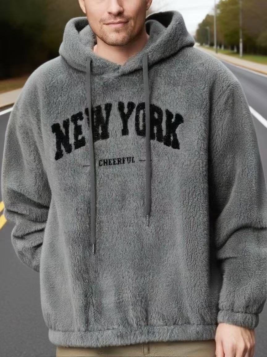 Herrer nan hyggelig fleece-hoodie med relief-logo, snortræk og kængurulomme Skovae
