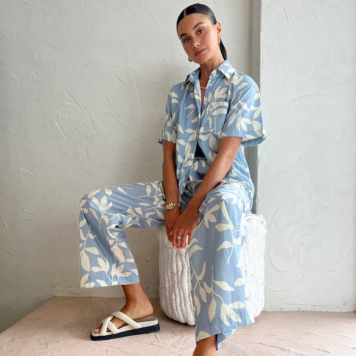 Dame sæt bestående af luftig bluse og behagelige shorts med blomstret design Stilla