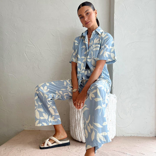 Dame sæt bestående af luftig bluse og behagelige shorts med blomstret design Stilla