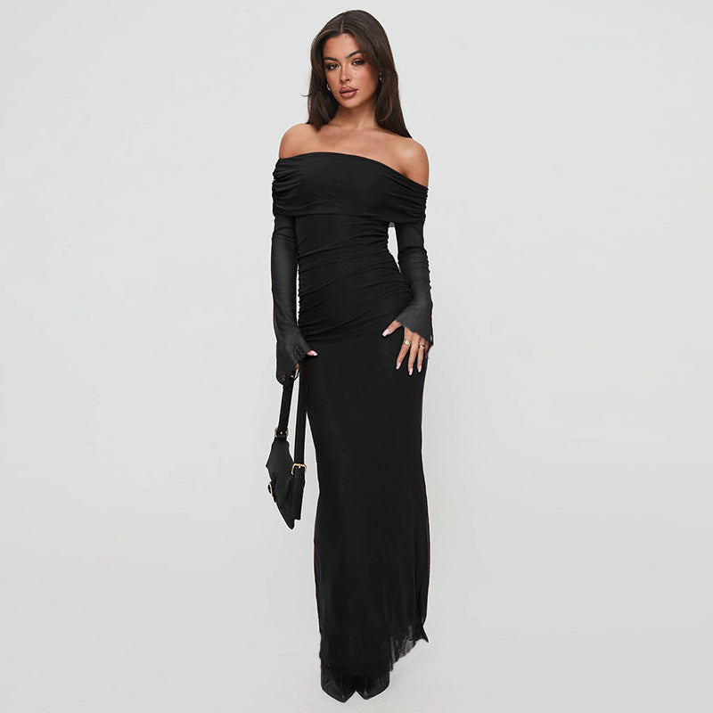 Dame figursyet maxikjole med off-shoulder design og flæsedetaljer Skovae