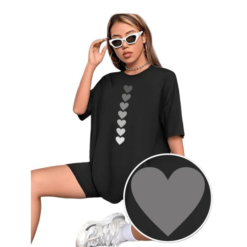 Dame T-shirt med kunstnerisk hjertemotiv i minimalistisk design Stilla