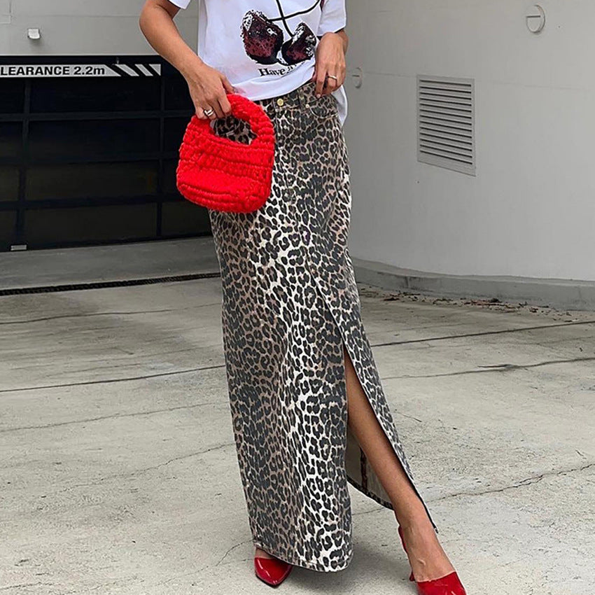 Dame maxiskørt med elegant leopardmønster og sideslids Stilla