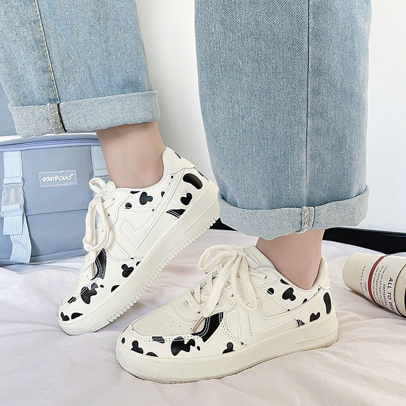 Dame sneakers i moderne ko-mønster design med skridsikker sål og polstret indersål Stilla