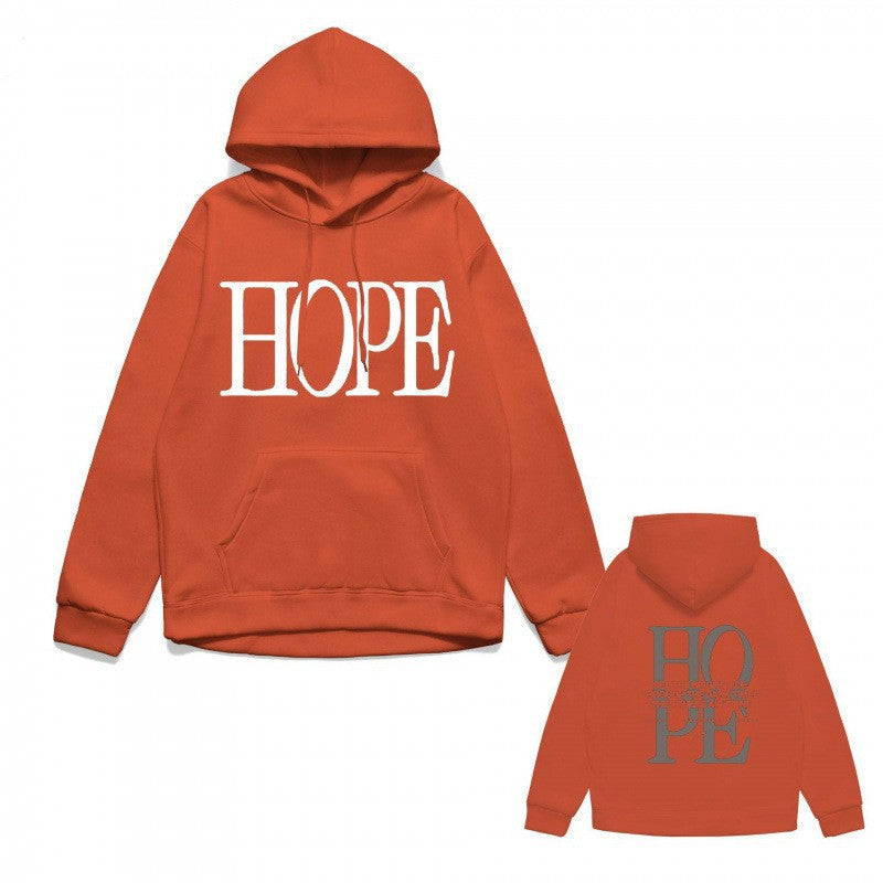 Kvindernes hoodie med iøjnefaldende bogstaver og praktisk designet kængurulomme Skovae