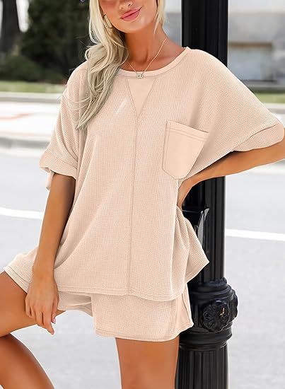 Dame afslappet todelt sæt lavet af struktureret bomuld med oversized T-shirt og shorts Stiila