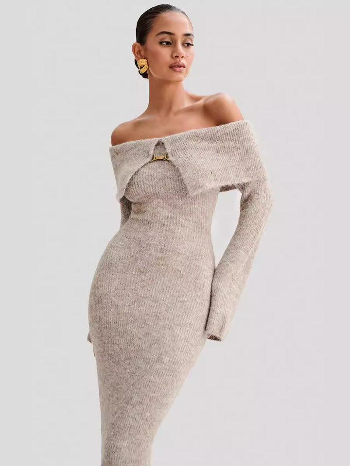 Dame Figurformet Strikkjole med Off-Shoulder-design og Knapdetalje Stilla