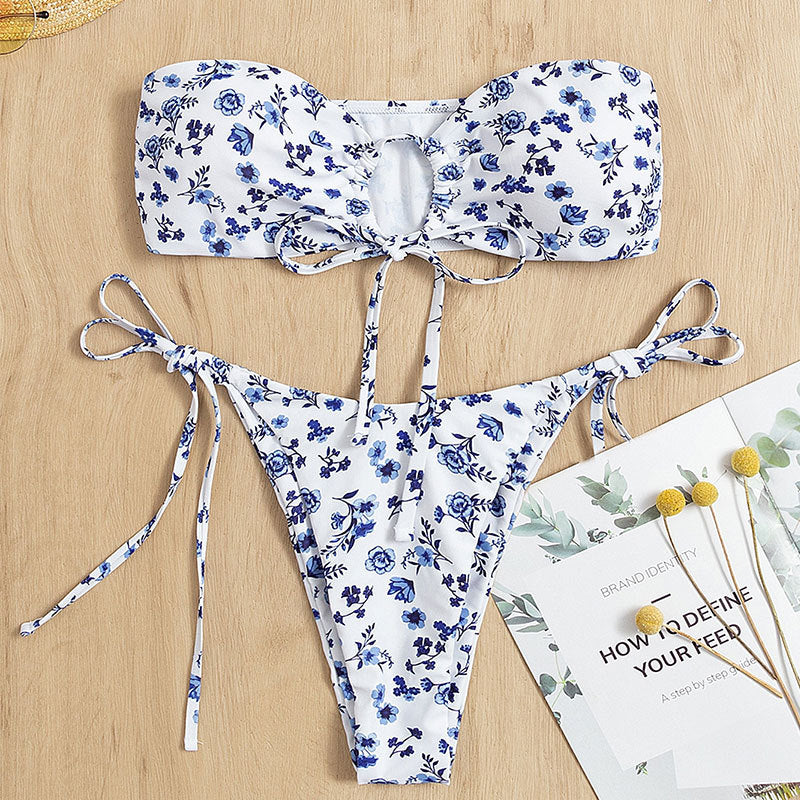 Dame bandeau-bikini med florale accenter og legende snørredetalje Skovae