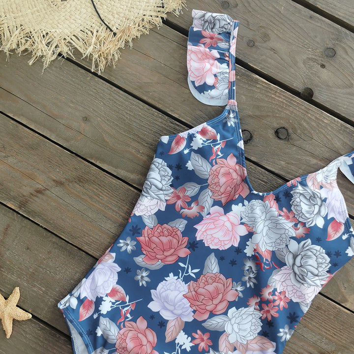 Dame Én-delt Badetøj med feminine Flædedetaljer og blomsterdesign Stilla
