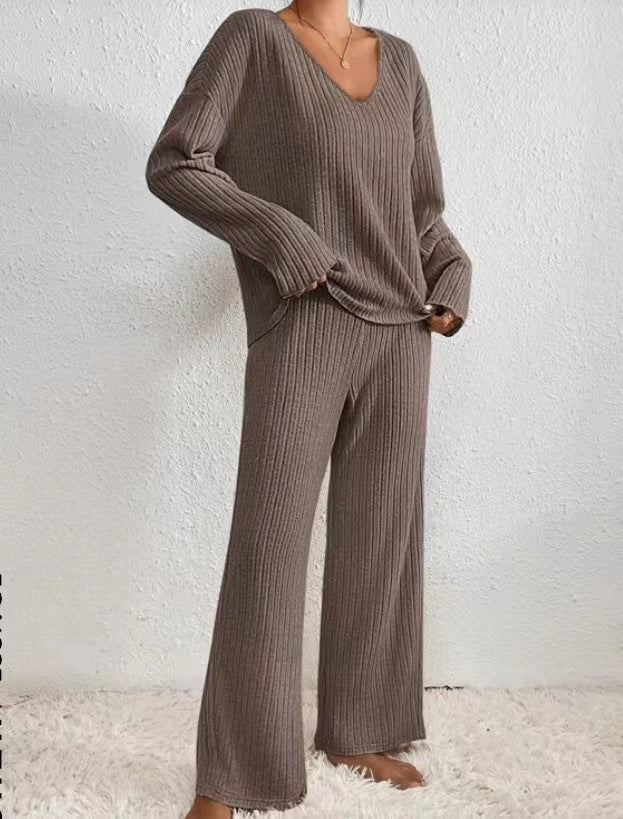 Dame loungewear-sæt med afslappet V-udskæring og ribstruktur Stilla